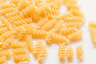 Beyaz bir arka plan üzerinde kuru makarna çeşitleri