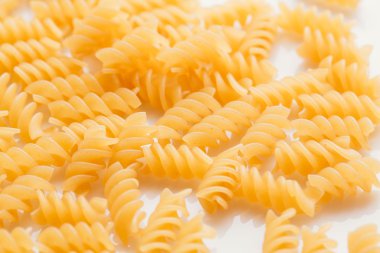 Beyaz bir arka plan üzerinde kuru makarna çeşitleri