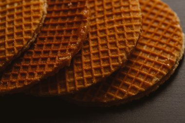 siyah bir zemin üzerine karamelli kurabiye ile taze gözleme