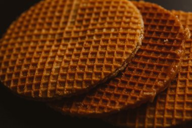 siyah bir zemin üzerine karamelli kurabiye ile taze gözleme