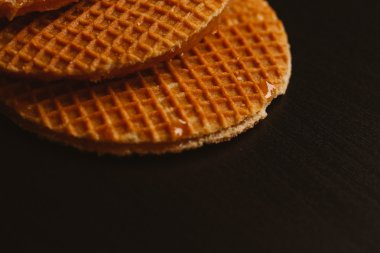 bir arka plan siyah yakın çekim karamel ile gözleme