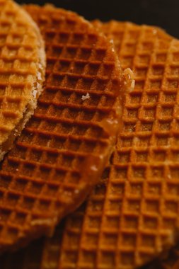 bir arka plan siyah yakın çekim karamel ile gözleme