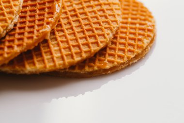 Beyaz arka plan yakın çekim üzerinde karamelli kurabiye ile taze gözleme