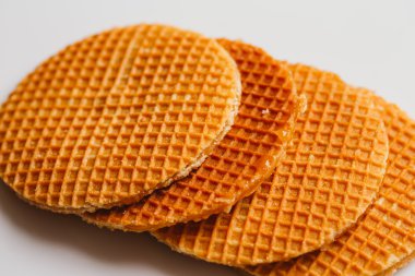 beyaz zemin üzerine karamelli kurabiye ile taze gözleme