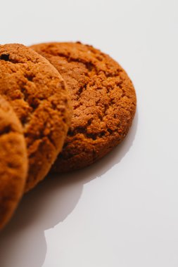 Beyaz arka plan yakın çekim çikolata taze kurabiye