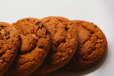 Beyaz arka plan yakın çekim çikolata taze kurabiye