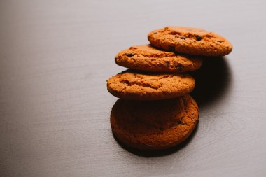 Çikolata koyu arka plan üzerinde taze kurabiye