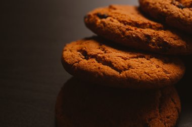 Çikolata koyu arka plan üzerinde taze kurabiye