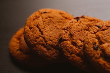 Çikolata koyu arka plan üzerinde taze kurabiye