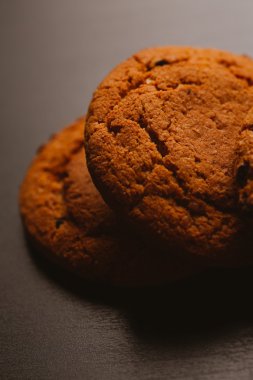 Çikolata koyu arka plan üzerinde taze kurabiye