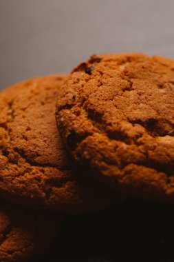 Çikolata koyu arka plan üzerinde taze kurabiye