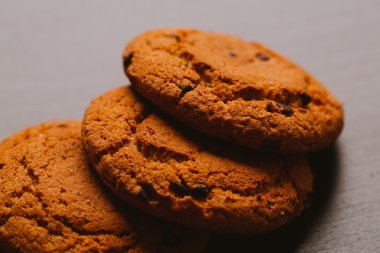 Çikolata koyu arka plan üzerinde taze kurabiye