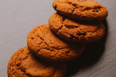 Çikolata koyu arka plan üzerinde taze kurabiye