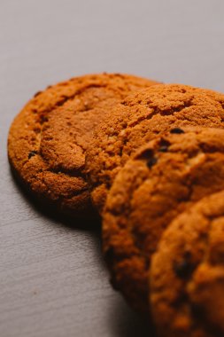 Çikolata koyu arka plan üzerinde taze kurabiye