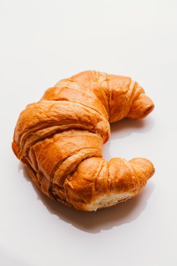 puf böreği beyaz zemin üzerine gelen taze kruvasan