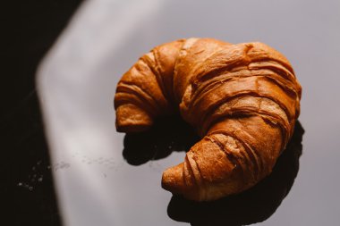 puf böreği siyah bir zemin üzerine gelen taze kruvasan