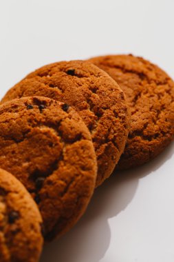 Beyaz arka plan yakın çekim çikolata taze kurabiye