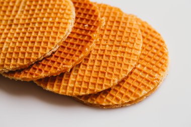 beyaz zemin üzerine karamelli kurabiye ile taze gözleme