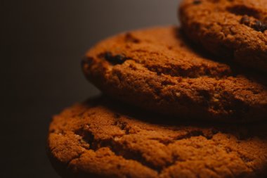 Çikolata koyu arka plan üzerinde taze kurabiye