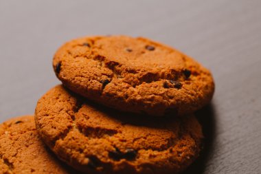 Çikolata koyu arka plan üzerinde taze kurabiye