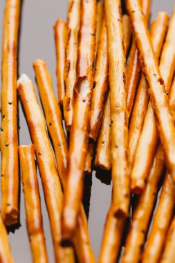 bir haşhaş siyah bir zemin üzerine tatlı tedavi saman.