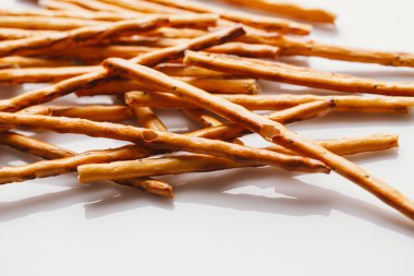 bir haşhaş siyah bir zemin üzerine tatlı tedavi saman.