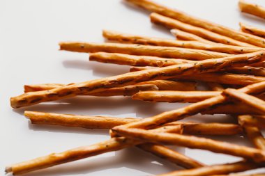 bir haşhaş siyah bir zemin üzerine tatlı tedavi saman.