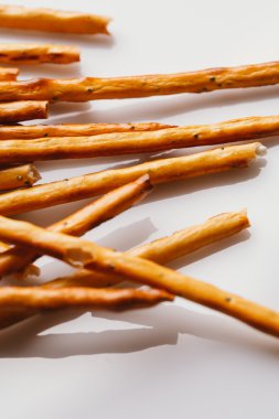 bir haşhaş siyah bir zemin üzerine tatlı tedavi saman.