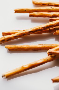 bir haşhaş siyah bir zemin üzerine tatlı tedavi saman.