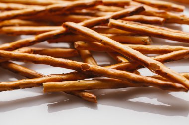 bir haşhaş siyah bir zemin üzerine tatlı tedavi saman.