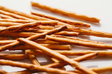 bir haşhaş siyah bir zemin üzerine tatlı tedavi saman.