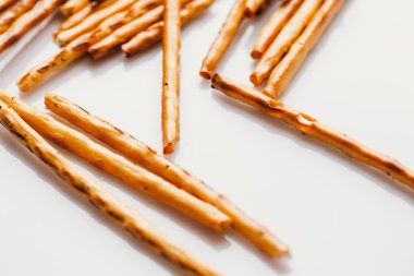 bir haşhaş siyah bir zemin üzerine tatlı tedavi saman.