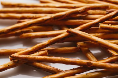 bir haşhaş siyah bir zemin üzerine tatlı tedavi saman.