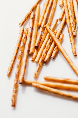 bir haşhaş siyah bir zemin üzerine tatlı tedavi saman.