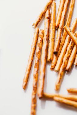 bir haşhaş siyah bir zemin üzerine tatlı tedavi saman.