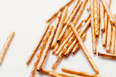 bir haşhaş siyah bir zemin üzerine tatlı tedavi saman.