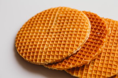 beyaz zemin üzerine karamelli kurabiye ile taze gözleme