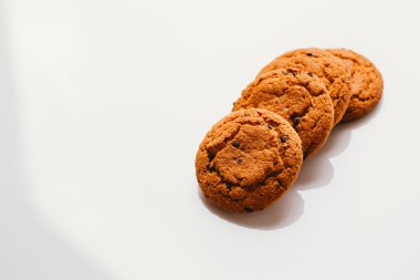 Beyaz bir arka plan üzerinde çikolata taze kurabiye