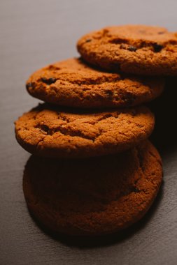 Çikolata koyu arka plan üzerinde taze kurabiye