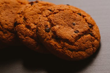 Çikolata koyu arka plan üzerinde taze kurabiye