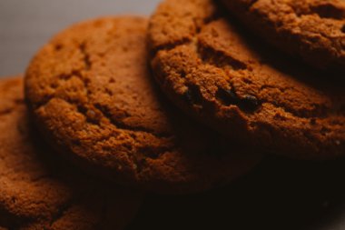 Çikolata koyu arka plan üzerinde taze kurabiye