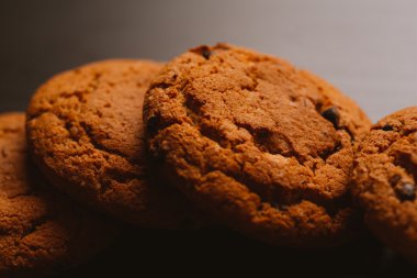 Çikolata koyu arka plan üzerinde taze kurabiye