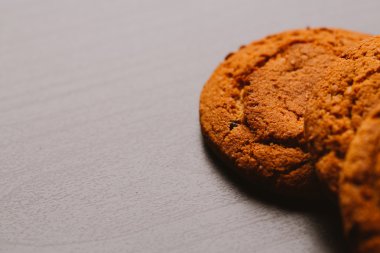 Çikolata koyu arka plan üzerinde taze kurabiye