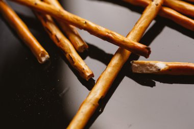 bir haşhaş siyah bir zemin üzerine tatlı tedavi saman.