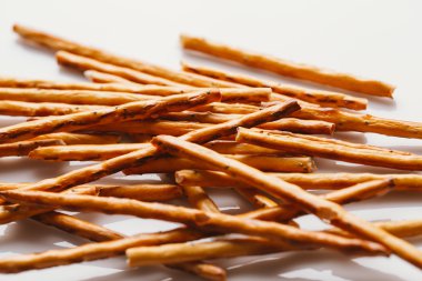 bir haşhaş siyah bir zemin üzerine tatlı tedavi saman.