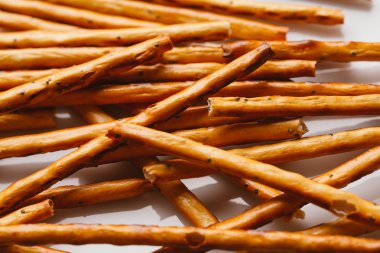 bir haşhaş siyah bir zemin üzerine tatlı tedavi saman.