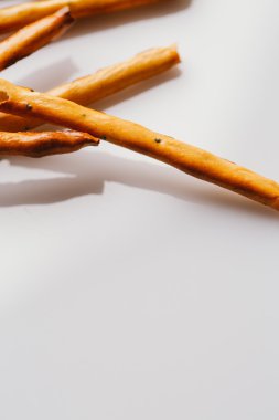 bir haşhaş siyah bir zemin üzerine tatlı tedavi saman.