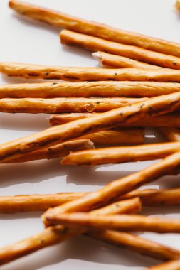 bir haşhaş siyah bir zemin üzerine tatlı tedavi saman.