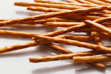 bir haşhaş siyah bir zemin üzerine tatlı tedavi saman.