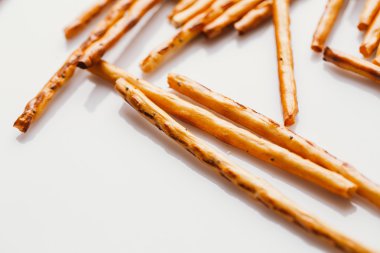 bir haşhaş siyah bir zemin üzerine tatlı tedavi saman.